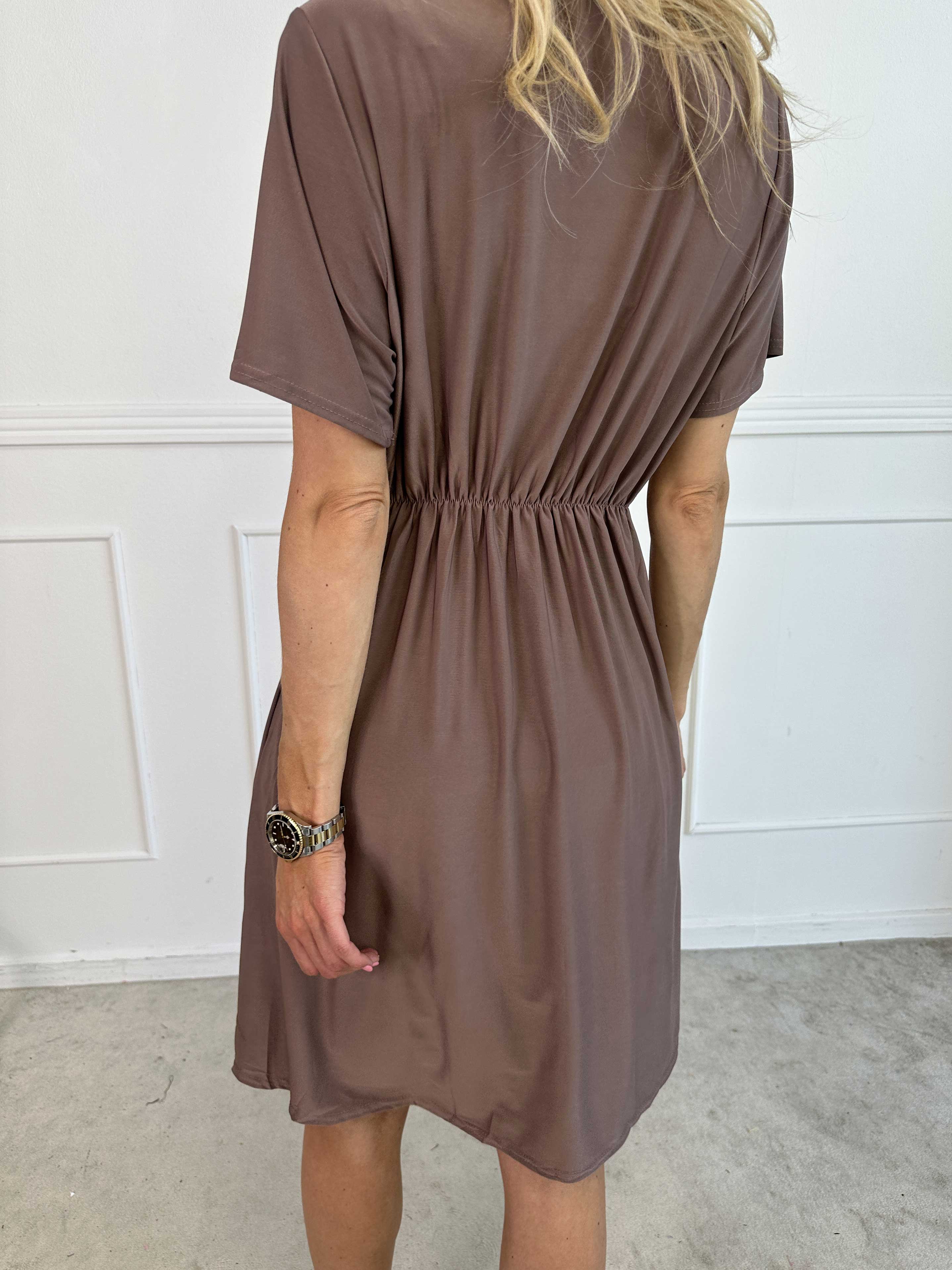 Molly Plain Short - Elastisk kjole med fin knudedetalje foran